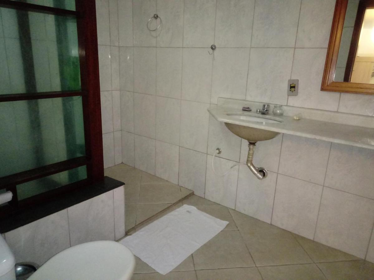 Lindas suítes a uma quadra da praia e centro Ubatuba Exterior foto